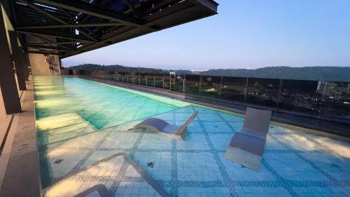 Sungai Penchala Apartment | 12 Mossaz skypool 5mins to 1U and Ikea atEmpire City by Light House