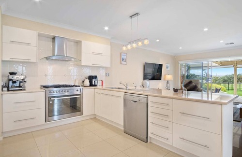 Nangkita House | 12 Providence Plce Hindmarsh Island - Waterfront-Pets Negotiable