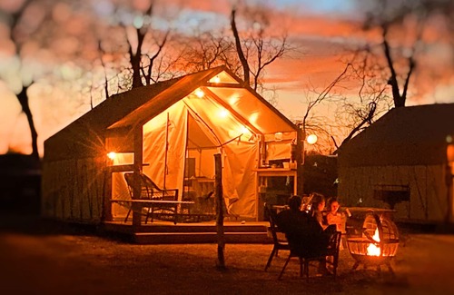 Fentress Cabin | #12 Son's River Ranch - Glamping Cabin w/2 Queen Beds