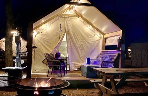 Fentress Cabin | #12 Son's River Ranch - Glamping Cabin w/2 Queen Beds