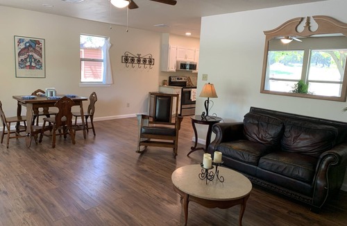 Boerne House | 1200 s/f country guest house 7 minutes to historic Main St. in Boerne!