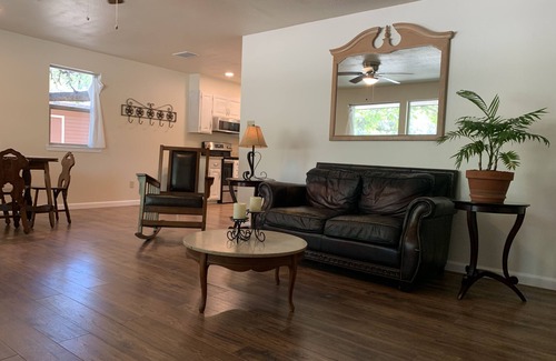 Boerne House | 1200 s/f country guest house 7 minutes to historic Main St. in Boerne!