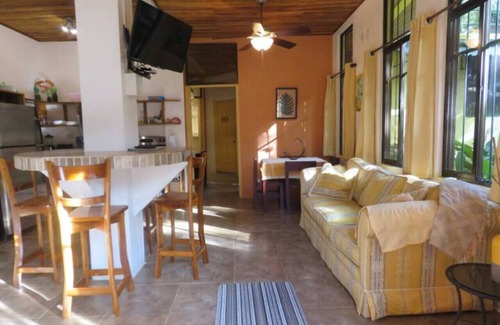 Valle Pura Vida Apartment | 1200sq/ft 1 King 1 Queen,A/C,Wi-Fi,Pool, BBQ,Gated