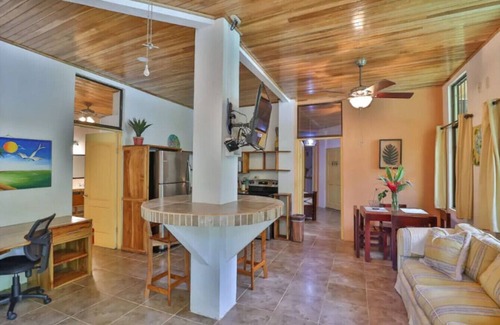 Valle Pura Vida Apartment | 1200sq/ft 1 King 1 Queen,A/C,Wi-Fi,Pool, BBQ,Gated