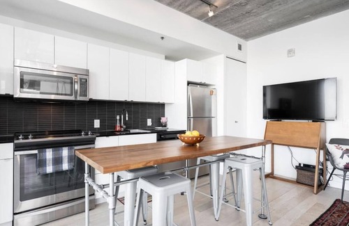 Downtown Winnipeg Condo | (1210)Downtown Glasshouse Gorgeous 2BR 1BATH +PARKING+Fast WiFi (311)