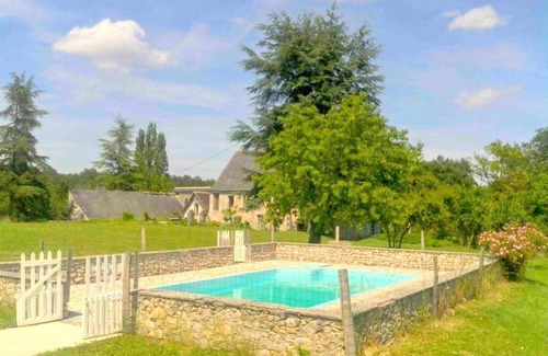 Pont-de-Ruan House | 12th-century abbey, private heated swimming pool. Events welcome.