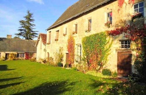 Pont-de-Ruan House | 12th-century abbey, private heated swimming pool. Events welcome.