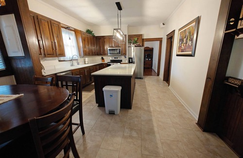 Albertville House | 13. King bed, sleeps 22, historic 5-bedroom house in Albertville with WiFi, AC