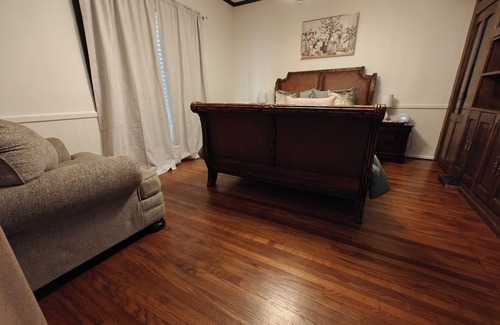 Albertville House | 13. King bed, sleeps 22, historic 5-bedroom house in Albertville with WiFi, AC