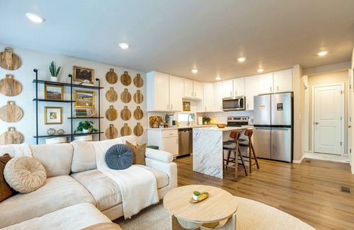 Gateway House | 13 Mi to Dtwn Denver: Spacious Home w/Balcony!