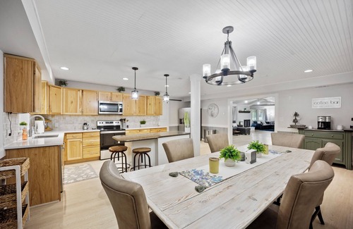 Liberty House | 13BR Private Retreat On Acreage + Near Liberty