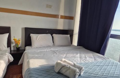 Taman Tanjung House | 13pax GLORY EXECUTIVE SUITE 3R3B, DOORSTEP BEACH, POOL, BBQ, Wifi, 50"TV