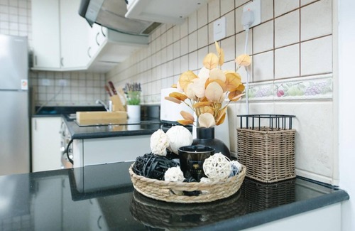 Dubai Marina Apartment | 14 mins to Beach with Stunning Sunset Views. Family friendly w/Jacuzzi/Gameroom