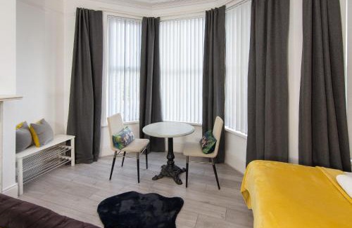 Belfast House | 147 The Residence, 5 bedrooms- Free parking