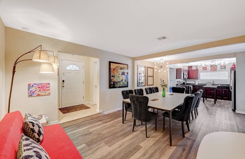 Las Vegas House | 15 Beds, Heated Pool, Hot Tub, BBQ, Close to Strip