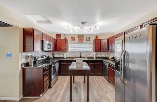 Las Vegas House | 15 Beds, Heated Pool, Hot Tub, BBQ, Close to Strip