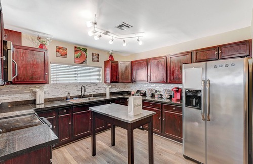 Las Vegas House | 15 Beds, Heated Pool, Hot Tub, BBQ, Close to Strip