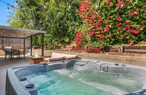 Serra Mesa House | 15 Min to Beach and Zoo - Hot Tub - Cozy Fire Villa Pit