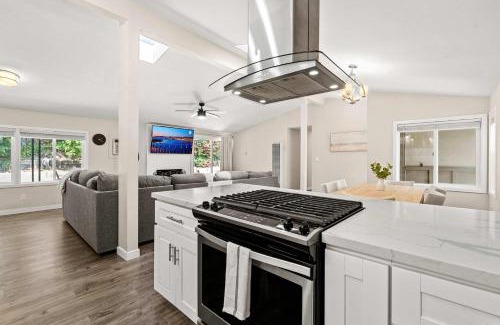 Serra Mesa House | 15 Min to Beach and Zoo - Hot Tub - Cozy Fire Villa Pit