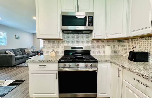 Lawrence House | 15 Minutes away from downtown. Entire guest house.