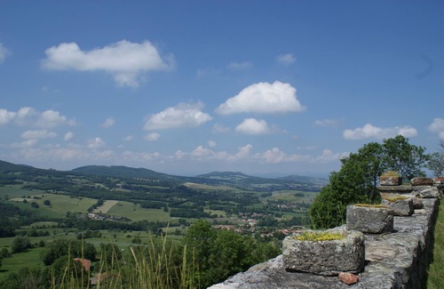 Pontgibaud House | 15 minutes from Vulcania, large family house with garden, Gîte Côté Jardin