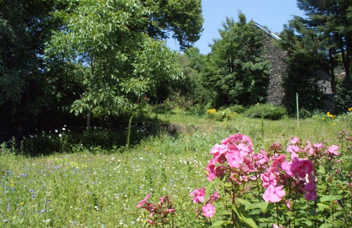 Pontgibaud House | 15 minutes from Vulcania, large family house with garden, Gîte Côté Jardin