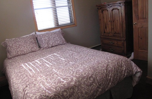 Mountain View House | 15 minutes from Waterton, great place for family gatherings, great mountain view