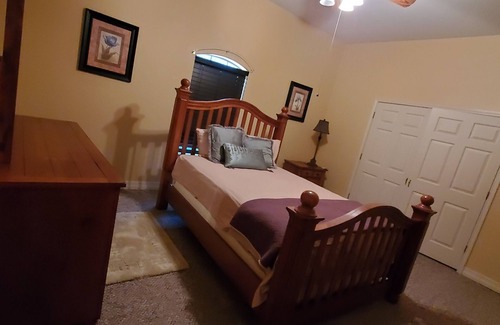 La Joya House | 15 minutes to downtow convention center walking distance to walmart