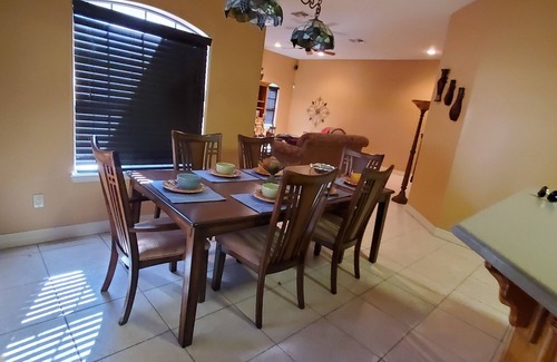 La Joya House | 15 minutes to downtow convention center walking distance to walmart