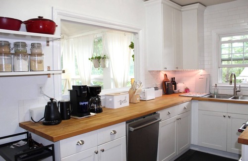 Belvedere Park House | 15 Minutes to Mercedes- Benz Stadium, Charming Sunroom, Pets Welcome, close to Food and Drinks