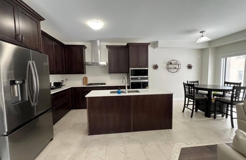 Thorold House | 15 Minutes to Niagara falls! Cozy family oriented home.