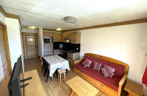 Les Menuires Apartment | 150m from shops, floor -2, balcony, tv, ski locker, 35m², Les Menuires