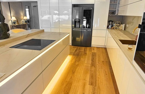 Thalkirchen - Obersendling - Forstenried - Furstenried - Solln Apartment | 150m² Luxurious City Home + Pool + Garden + Koi Pond + Kids Playground + Kitchen