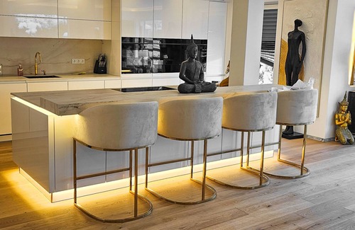 Thalkirchen - Obersendling - Forstenried - Furstenried - Solln Apartment | 150m² Luxurious City Home + Pool + Garden + Koi Pond + Kids Playground + Kitchen