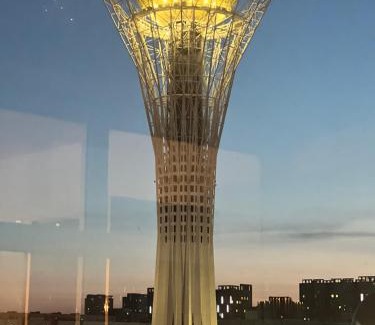 Nur-Sultan Apartment | 153 Уютные апартаменты с видом на Байтерек и поющие фонтаны с 2 кроватями King и диваном на 10 этаже