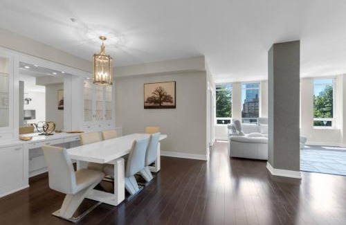 Upper Jarvis Apartment | 1560 sqft Elegant Condo at Downtown Hi-End Shopping & Dining Area - CN Tower View, Bidet, LockBox