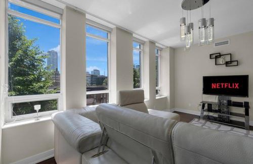 Upper Jarvis Apartment | 1560 sqft Elegant Condo at Downtown Hi-End Shopping & Dining Area - CN Tower View, Bidet, LockBox