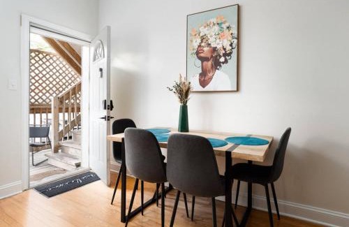 East Garfield Park Apartment | 15mins DT Wicker Park Gem Sleeps 7 FreePark