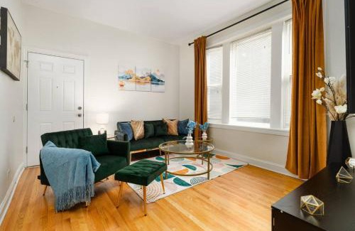 East Garfield Park Apartment | 15mins DT Wicker Park Gem Sleeps 7 FreePark