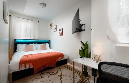 East Garfield Park Apartment | 15mins DT Wicker Park Gem Sleeps 7 FreePark