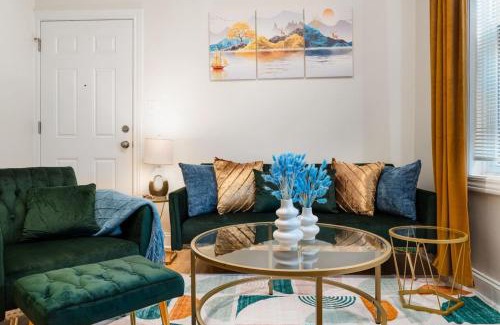 East Garfield Park Apartment | 15mins DT Wicker Park Gem Sleeps 7 FreePark