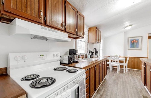 West Columbia House | 15mins to Downtown- Adorable on Taylor, Both Units