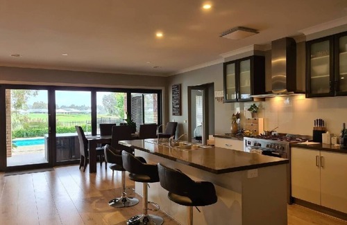 Yarrawonga House | 15th on the Fairway, SilverwoodsnEntire home in Yarrawonga, Australia
