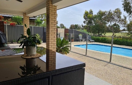 Yarrawonga House | 15th on the Fairway, SilverwoodsnEntire home in Yarrawonga, Australia