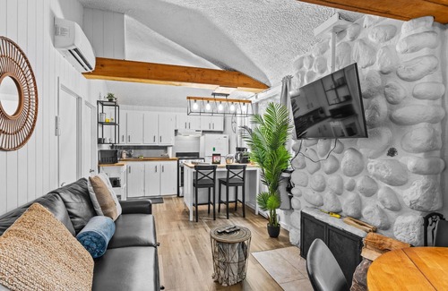 Sainte-Lucie-des-Laurentides Ski Chalet | 1601 - Le Petit Renard - Chalet with Spa and Beach