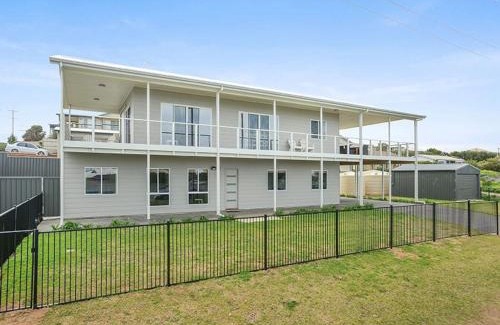Middleton House | 16 Chapman Rd - BYO Linen - Pets Negotiable - Wi-Fi