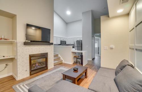 Aurora House | 16 Mi to DIA Townhome with Fireplace in Aurora