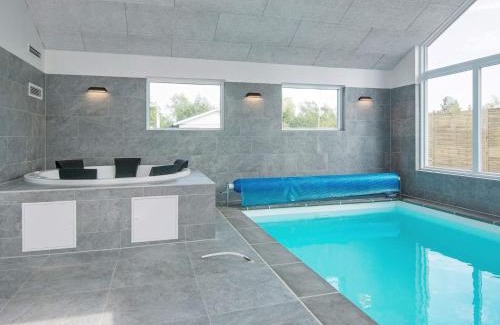 Fjellerup House | 16 person holiday home in Glesborg