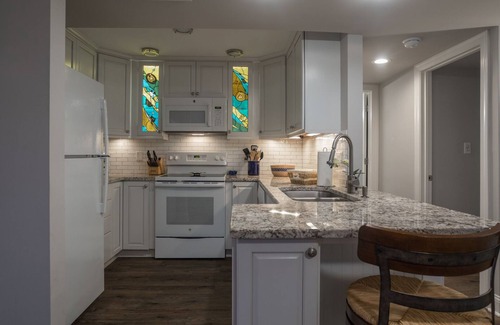 South Beach Condo | 1685 Bluff Villas/Walk to Beach/Walk to Salty Dog/2nd Row Ocean
