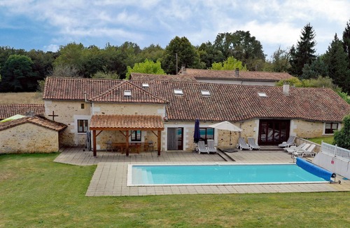 Mainzac Villa | 16ABBO Manoir Le Breuil